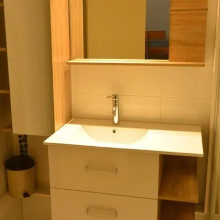 Apartment Climatise Avec Parking A 20m De La - Fr-1-607-75 Agde